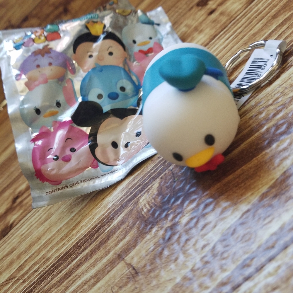 Disney Tsum Tsum Donald Duck Mystery Keychain Clip Purse Pal